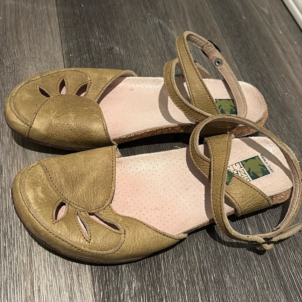 Size 37 leather sandals